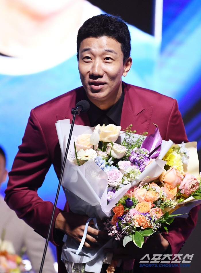 [포토] 20주년 베스트7에 선정된 신영석