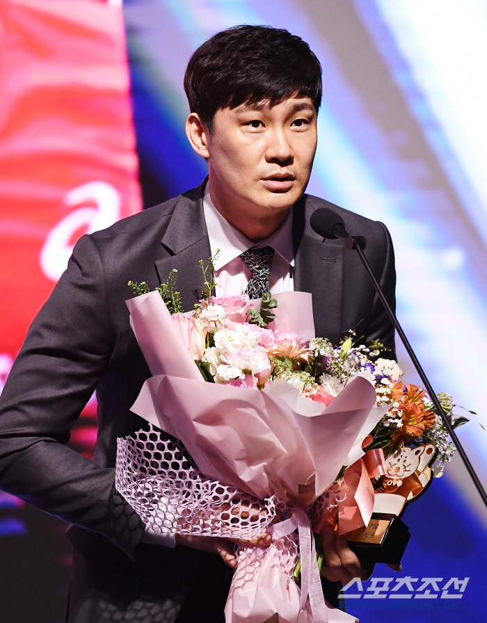 [포토] 20주년 베스트7에 선정된 이선규