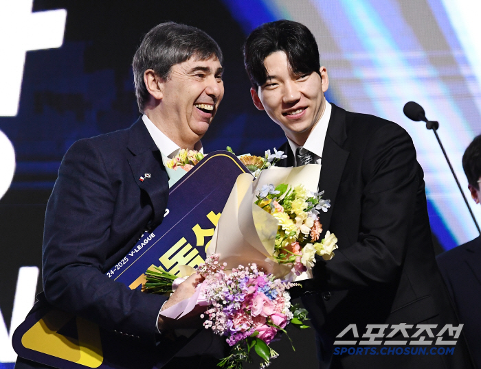 [포토] 감독상 수상한 블랑 김독, 허수봉 축하 꽃다발에 함박 웃음