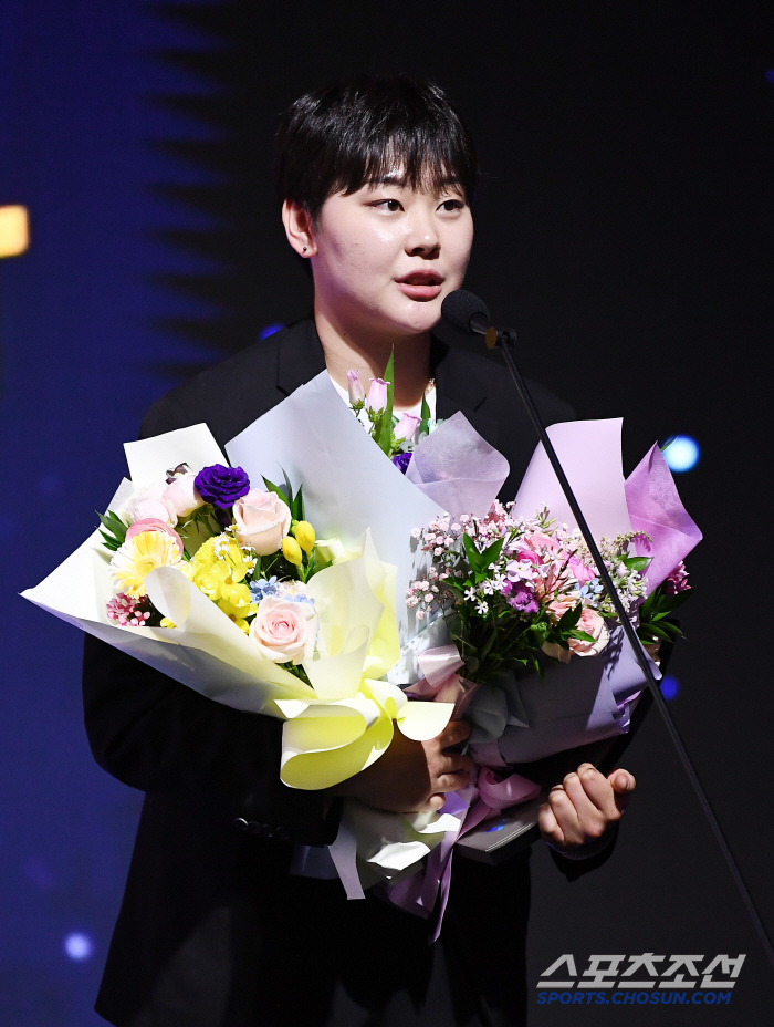 [포토] 도로공사 김다은, 여자부 영플레이어상 수상