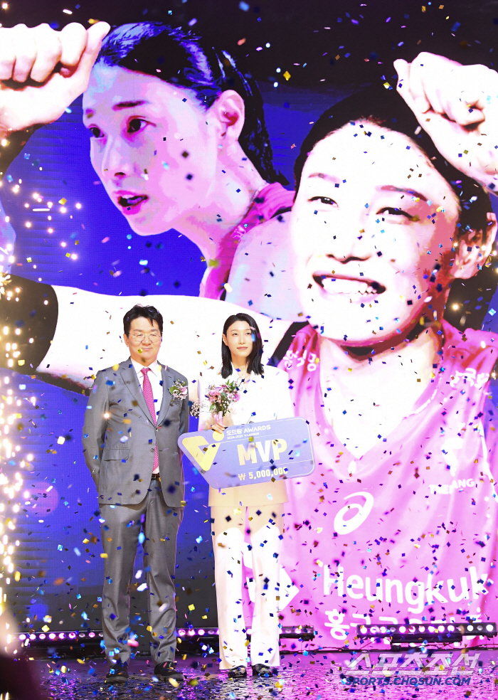 [포토] MVP 수상으로 장식한 김연경의 라스트댄스