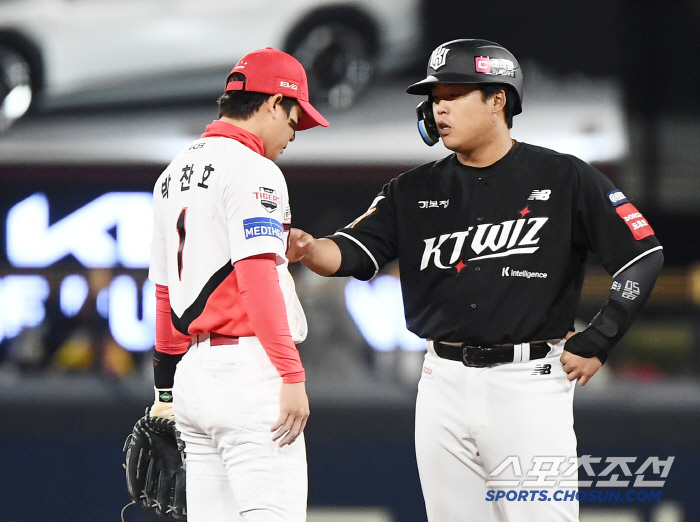 [포토] 2루타 친 강백호, 박찬호와 대화