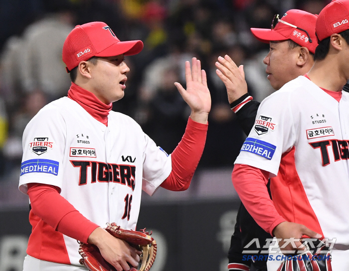 [포토] 최원준, 이범호 감독과 하이파이브
