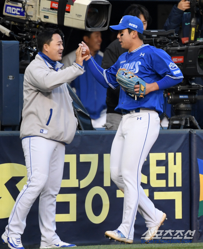 [포토] 김영웅 호수비