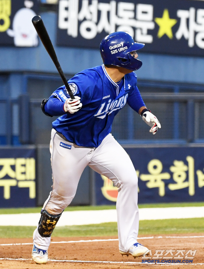 [포토] 타격 후 힘차게 달리는 김영웅