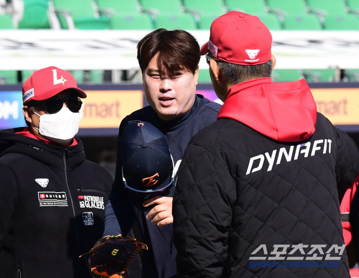 [포토] 류현진 이숭용 감독님 잘 지내셨죠?