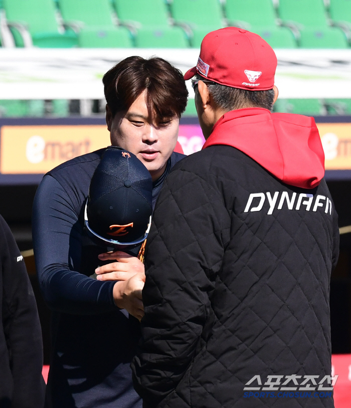 [포토] 류현진 이숭용 감독 찾아 인사