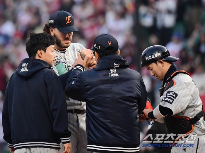 [포토] 폰세 상태 확인하는 양상문 코치