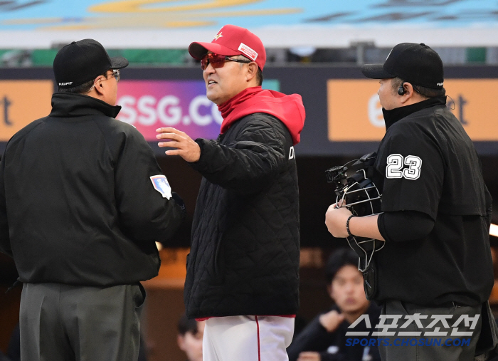[포토] 이숭용 감독 1회 심판 판정에 어필