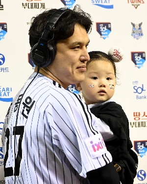 박동원, 귀여운 딸과 함께 인터뷰