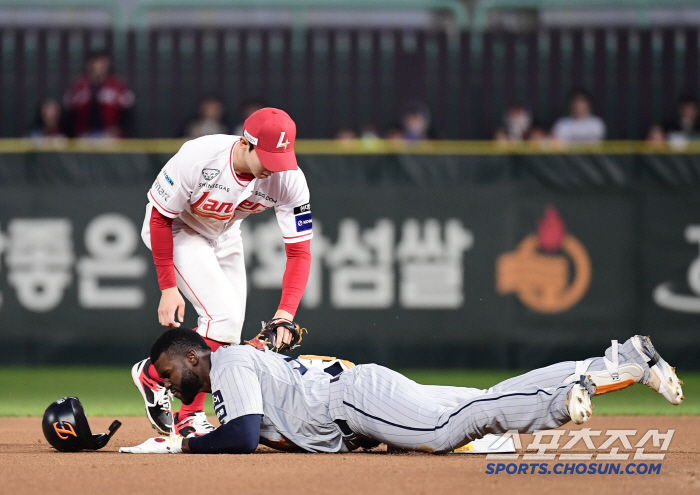 [포토] 플로리얼 힘찬 슬라이딩으로 2루타 성공