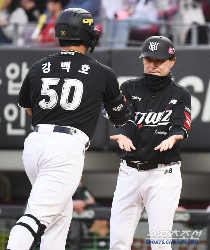[포토] 이종범 코치 축하받는 강백호