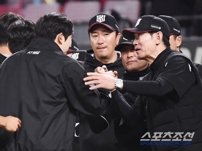 [포토] 오원석 격려하는 이강철 감독