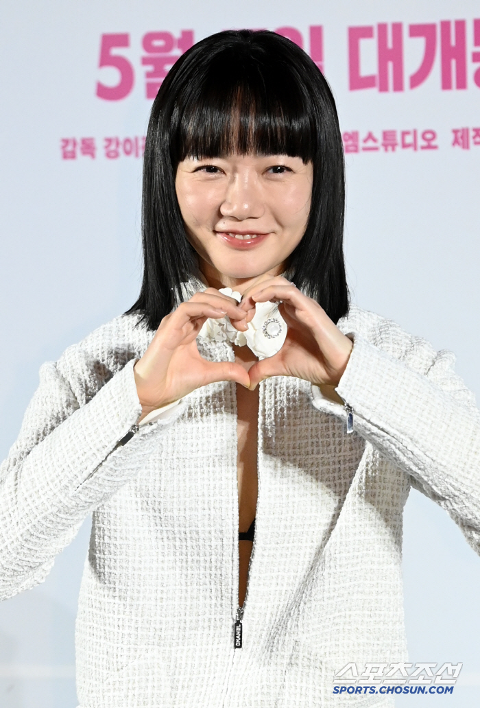 [포토] 배두나, 하트는 쑥쓰러워요