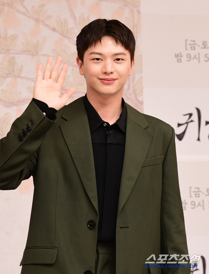 [포토] 육성재 달콤한 눈빛 인사