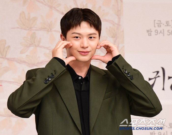 [포토] 육성재 여심 사로잡는 볼하트