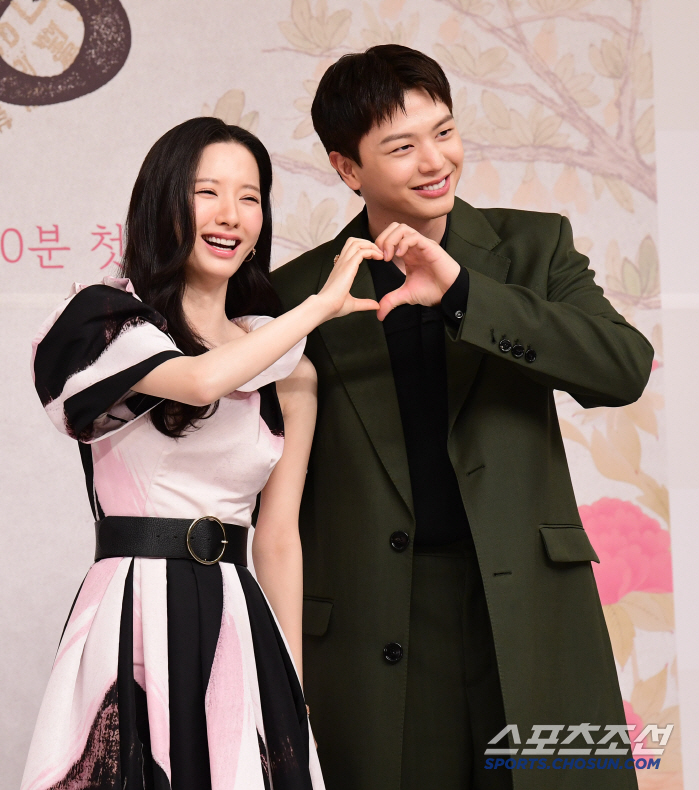 [포토] 김지연-육성재 사랑의 하트