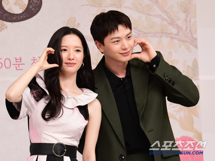 [포토] 김지연-육성재 달콤한 볼하트 대결