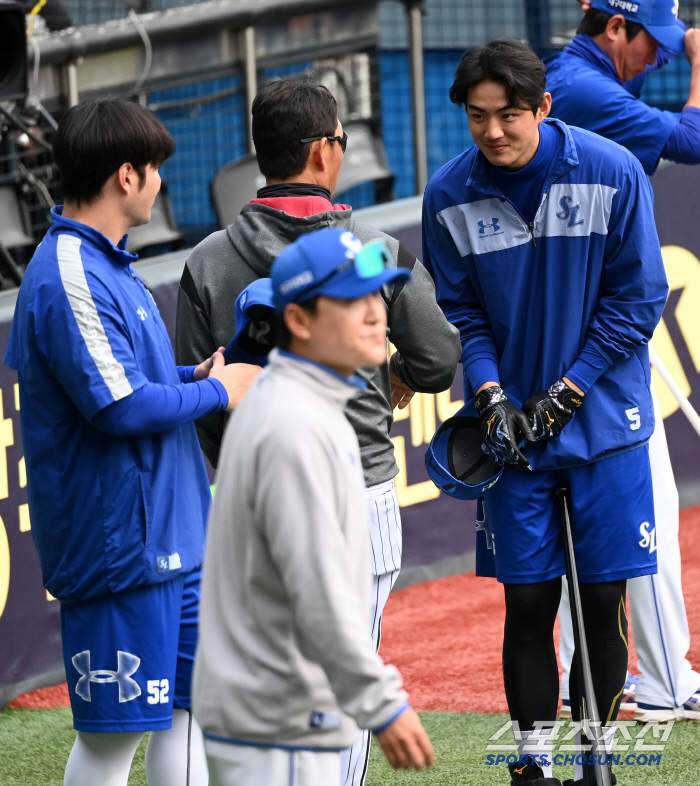 [포토] 구자욱, 김정준 코치와 인사 나누며