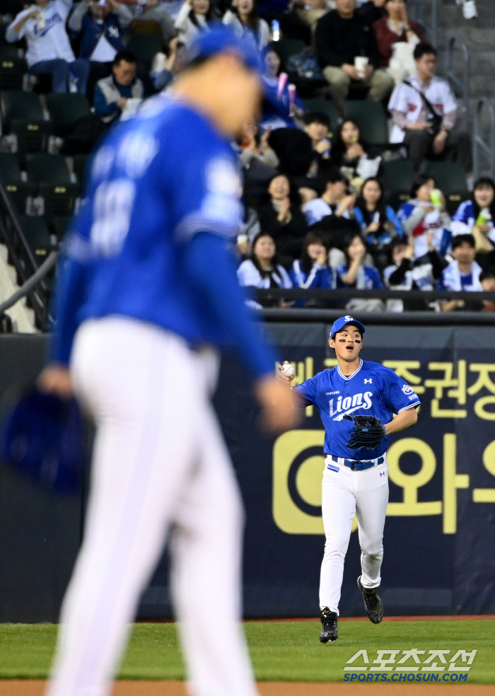 [포토] 구자욱, 하늘떄문에 타구가 안보여