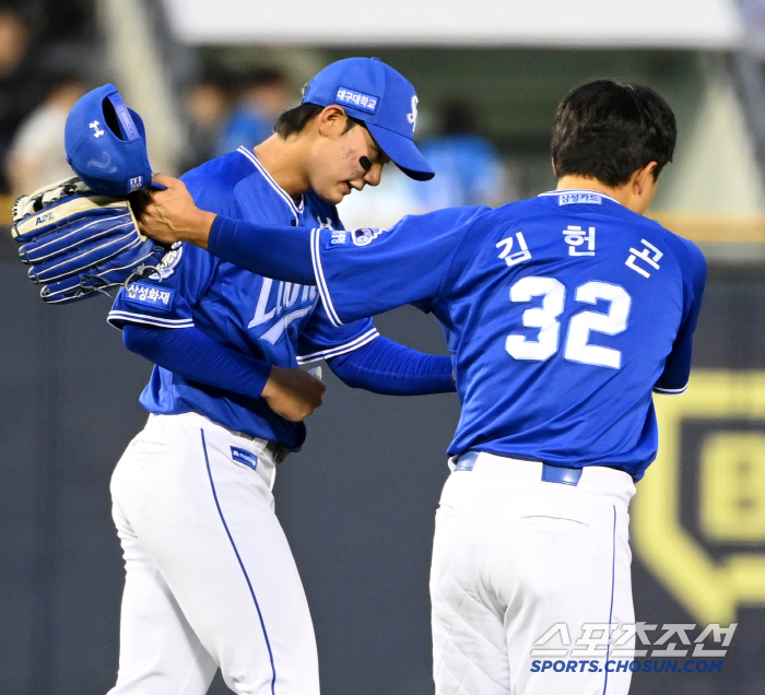 [포토] 김헌곤, 심재훈 첫 안타 축하해