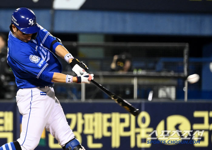 [포토] 강민호, 2타점 2루타 쾅!