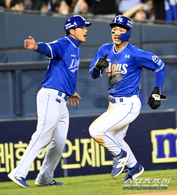 [포토] 심재훈, 2루 돌아 홈으로