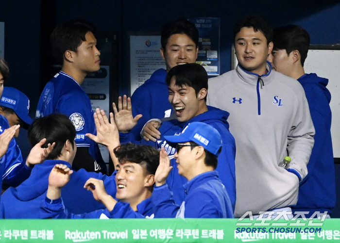 [포토] 원태인, 짜릿한 승리 환호