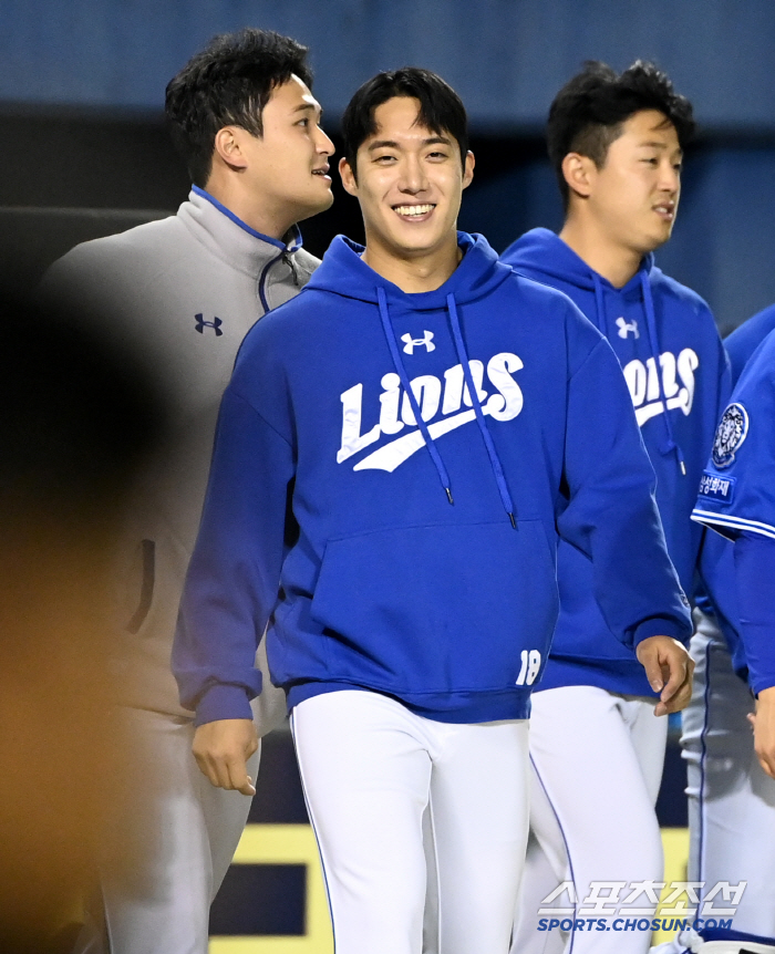 [포토] 미소짓는 원태인, 기분 좋은 승리