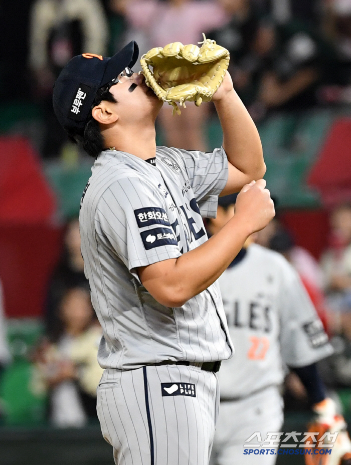 [포토] 한화 김서현 글러브 키스