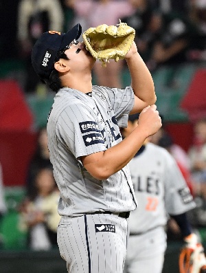 한화 김서현, 글러브 키스