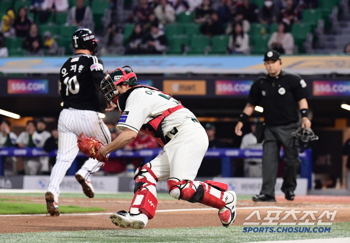 [포토] 오지환 SSG 송구 실책으로 선취 득점 성공