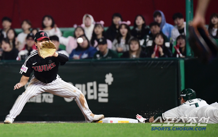 [포토] 최준우 번트 후 1루에서 슬라이딩 세이프