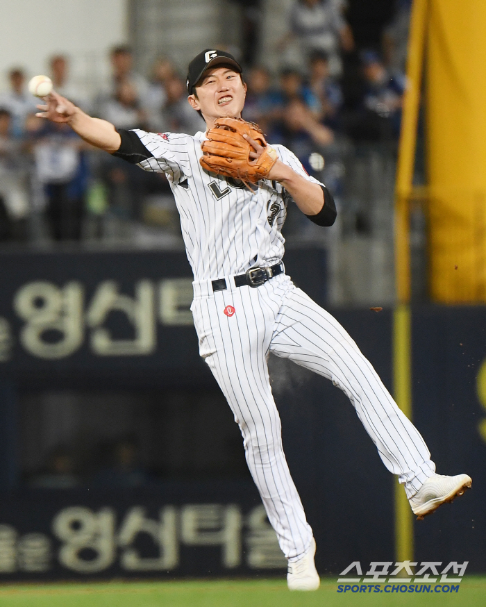 [포토] 전민재, 깔끔한 호수비