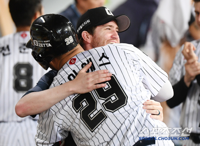 [포토] 투런포 레이예스, 반즈와 뜨거운 포옹