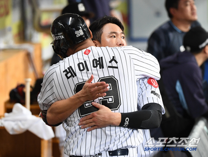 [포토] 투런포 레이예스, 전준우와 뜨거운 포옹