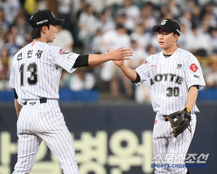 [포토] 전민재 이호준 수비 좋았어