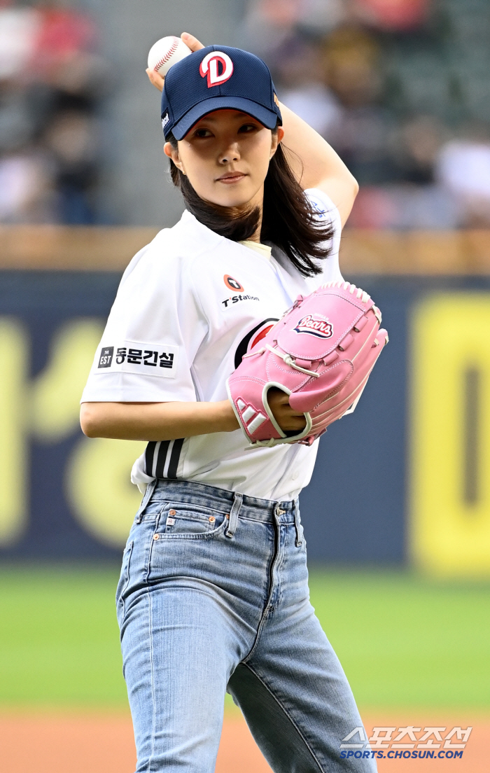 [포토] 강지영 아나운서, 두산 유니폼 입고 시구