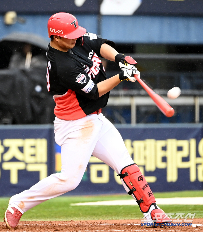 [포토] 변우혁, 리드 가져오는 1타점 2루타
