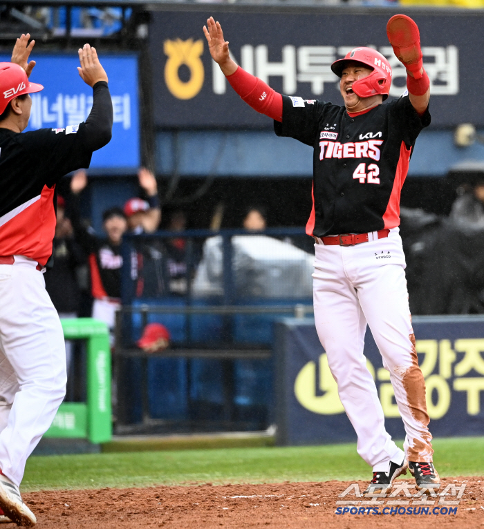 [포토] 김태군, 득점 성공하고 활짝