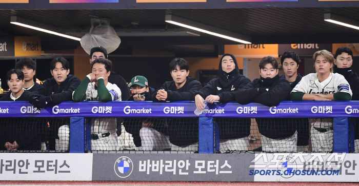 [포토] 6연패 위기 경기 지켜보는 SSG 선수들