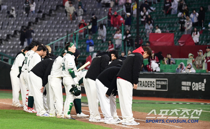 [포토] 랜더스필드에서 6연패 늪에 빠진 SSG