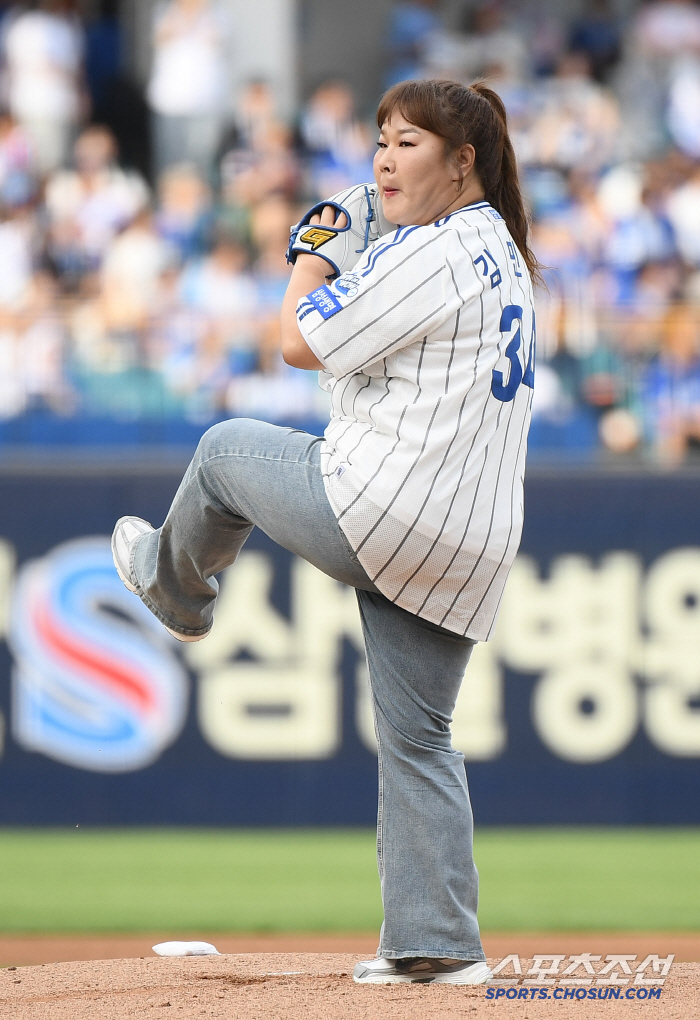 [포토] 개그우먼 김민경, 라팍에서 시구