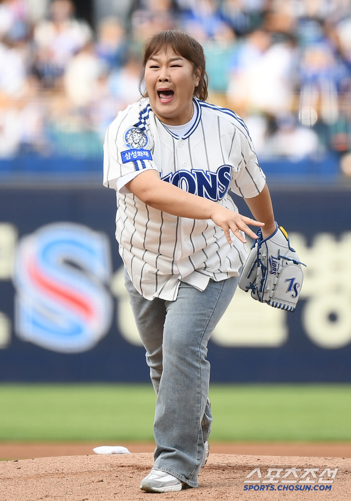 [포토] 개그우먼 김민경, 승리 기원 시구