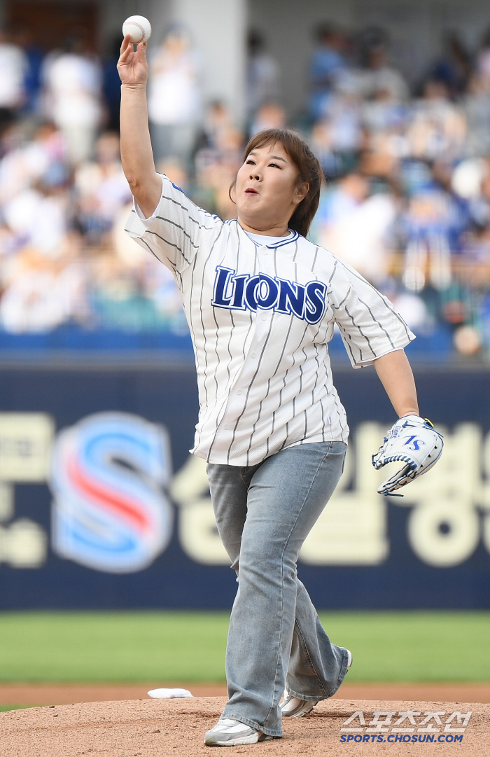 [포토] 개그우먼 김민경의 힘찬 시구