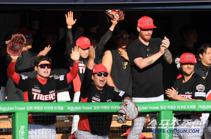 [포토] 박찬호 득점에 KIA 더그아웃 분위기 뜨겁네