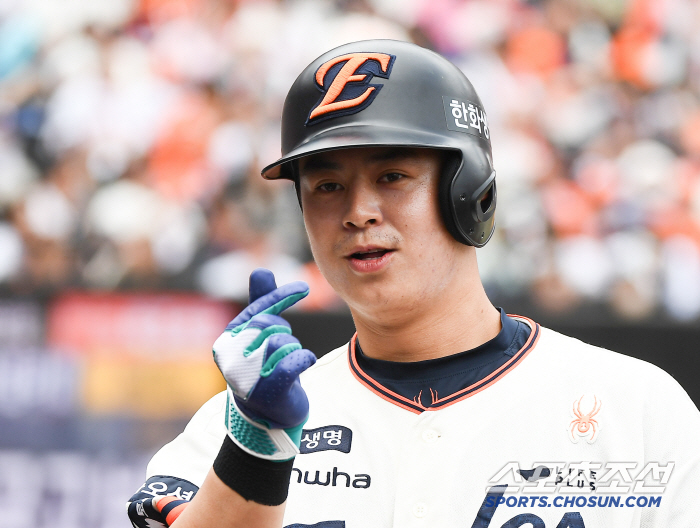 [포토] 솔로포 노시환, 홈런은 사랑!