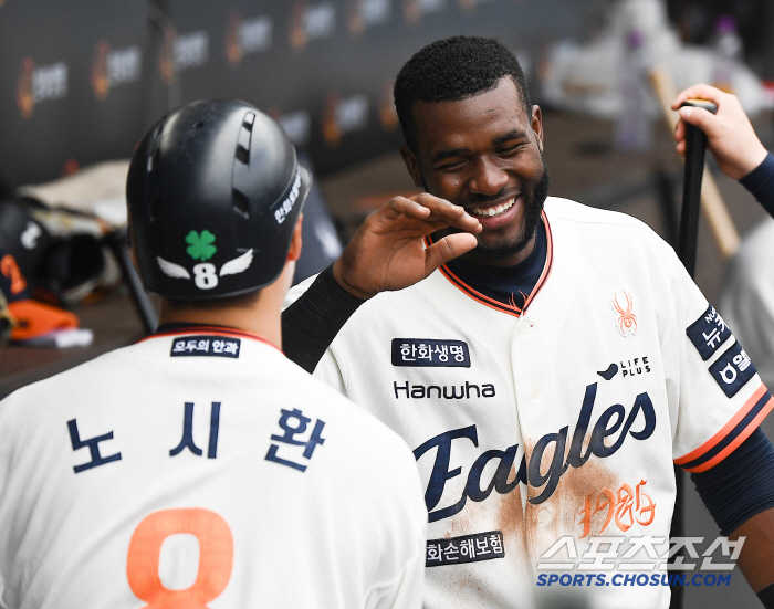 [포토] 노시환 솔로포, 플로리얼도 싱글벙글