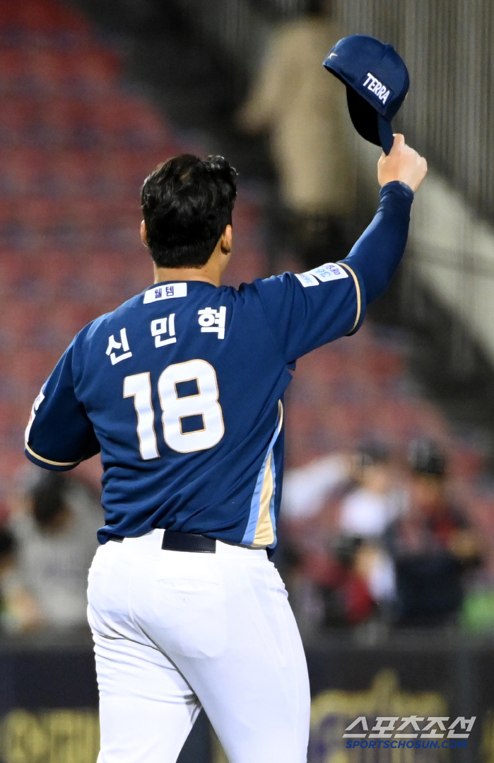 [포토] 신민혁, 권희동 호수비에 모자 벗고 인사