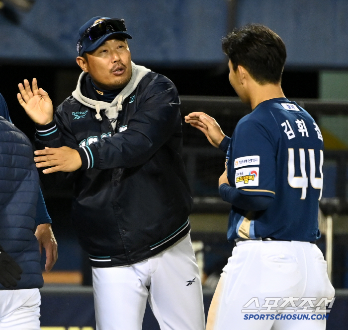[포토] 이호준 감독, 결승타 김휘집 맞이하며